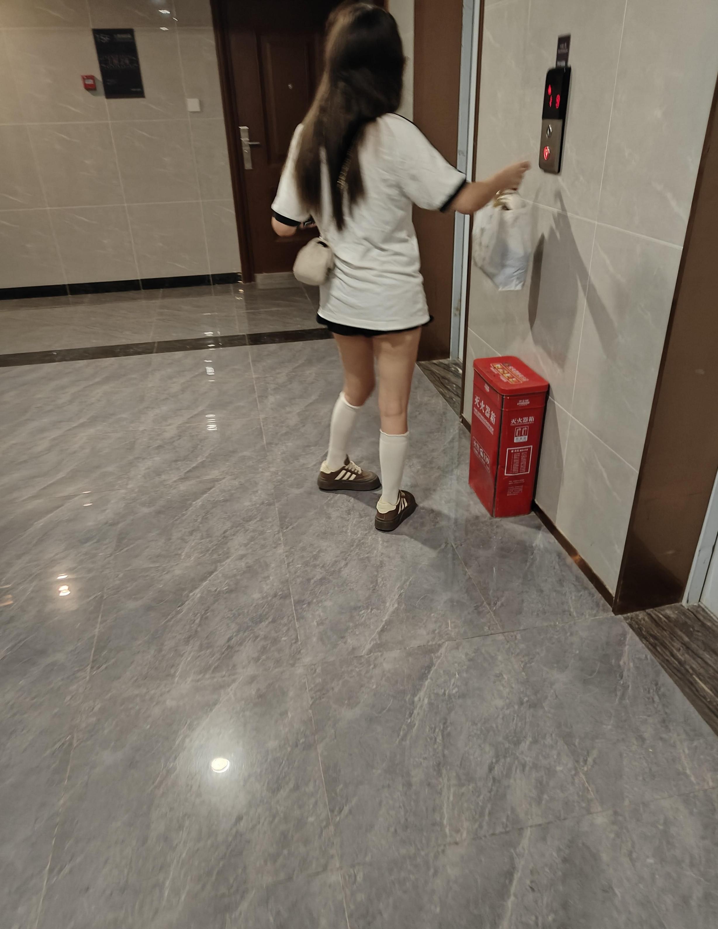 反差女大研究生和人妻教师