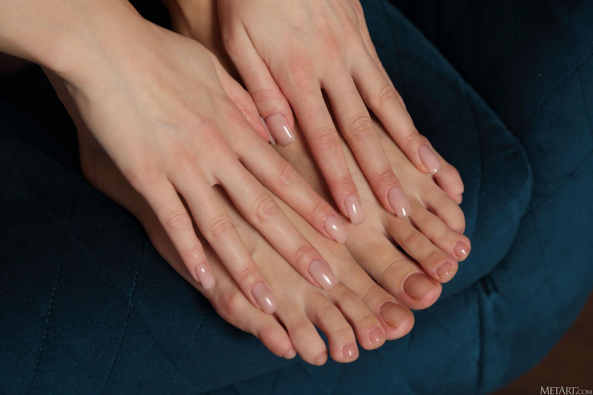 这位金发小妞吸引了所有人的注意，因为她身材丰满，身材匀称