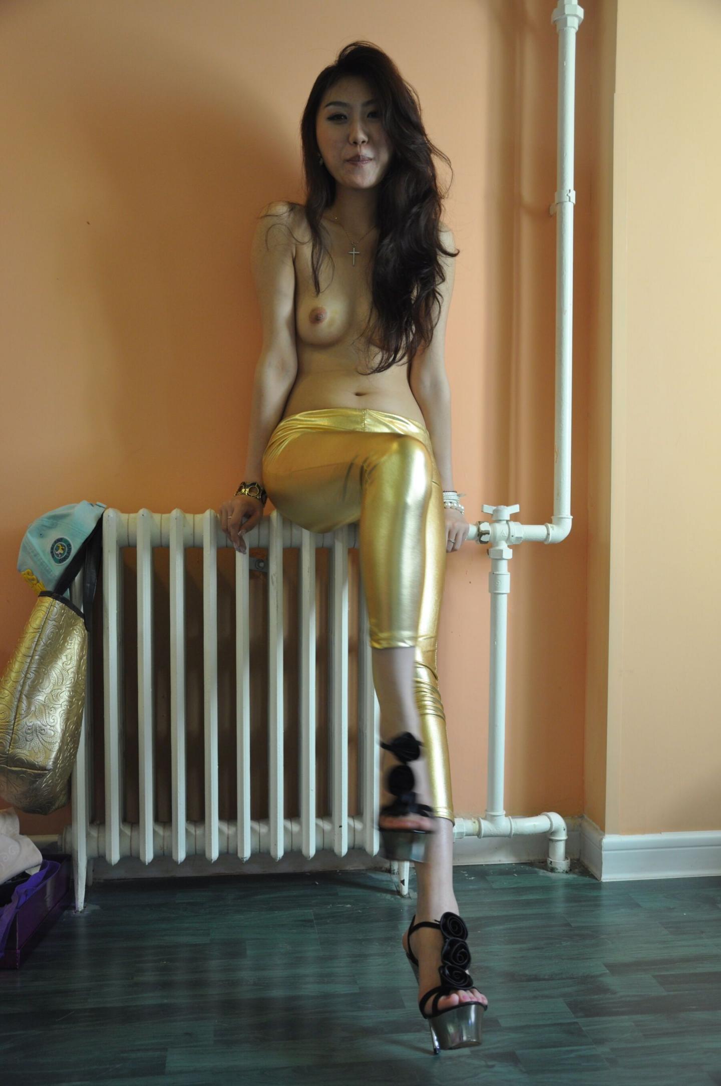 金色紧身裤更显妹子身材