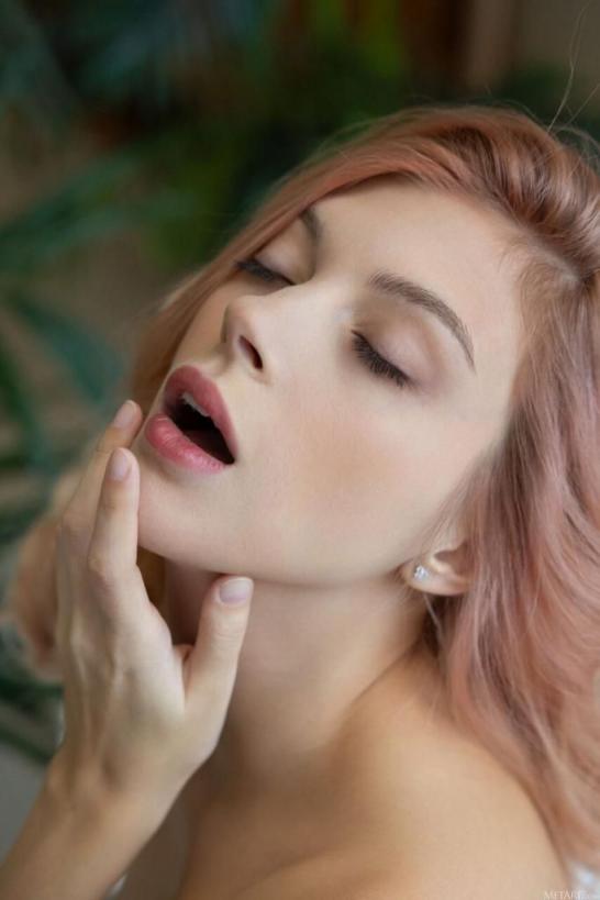 纳蒂-埃文斯慢慢露出火辣身材