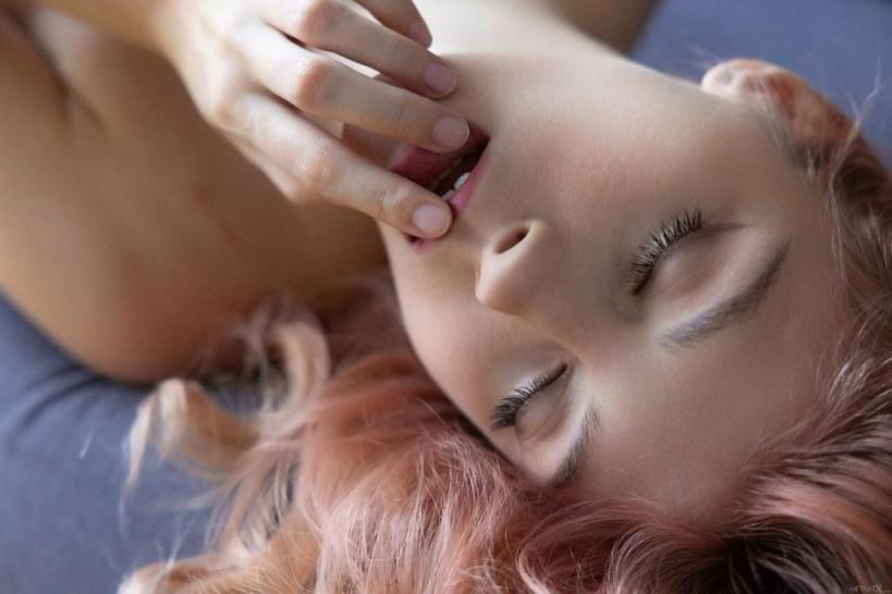 纳蒂-埃文斯慢慢露出火辣身材