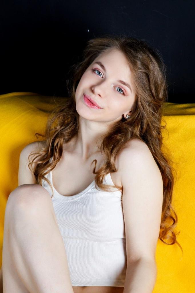 甜美少女 Siya 在全裸后伸展身体