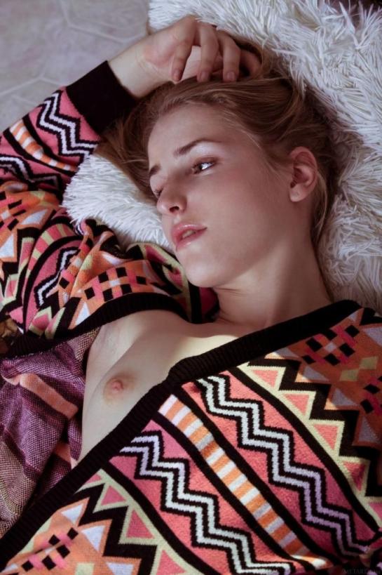 展示她的天然乳房和毛茸茸的阴道