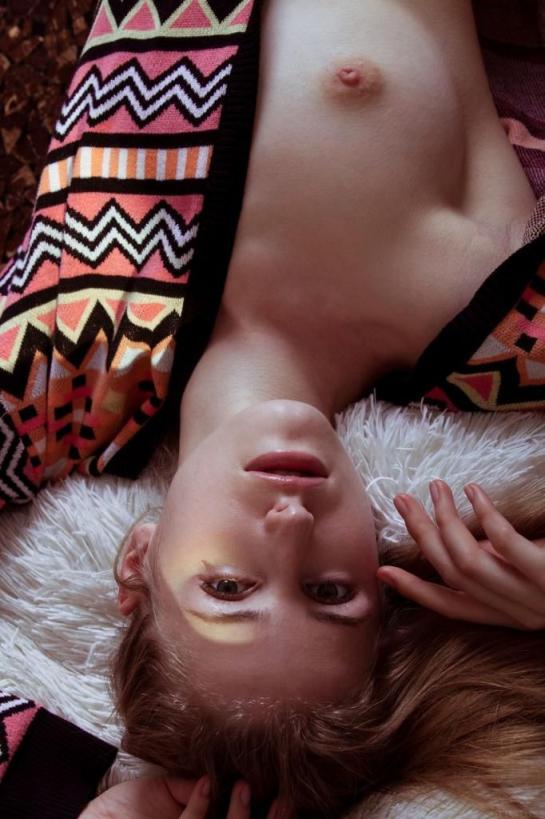 展示她的天然乳房和毛茸茸的阴道