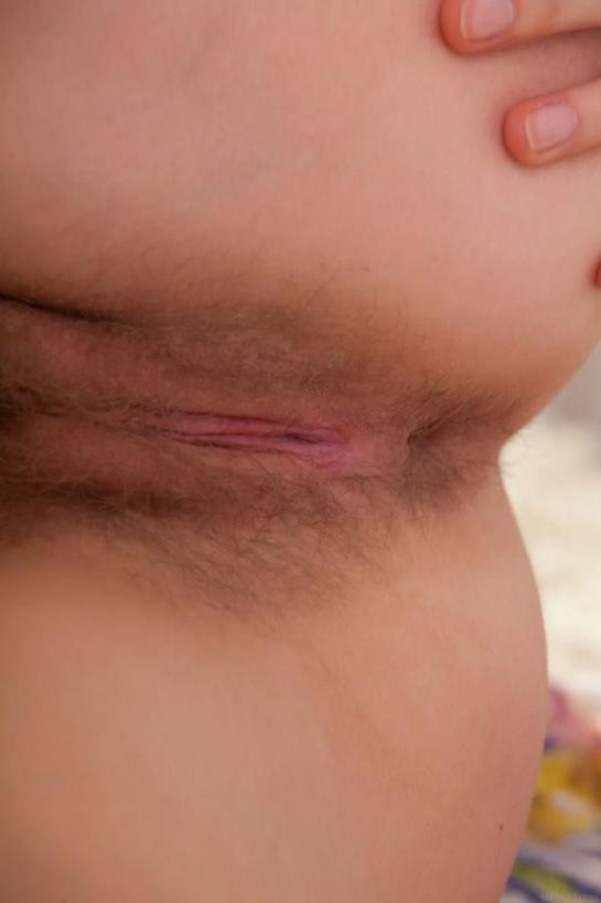 展示她的天然乳房和毛茸茸的阴道