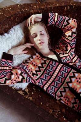 展示她的天然乳房和毛茸茸的阴道