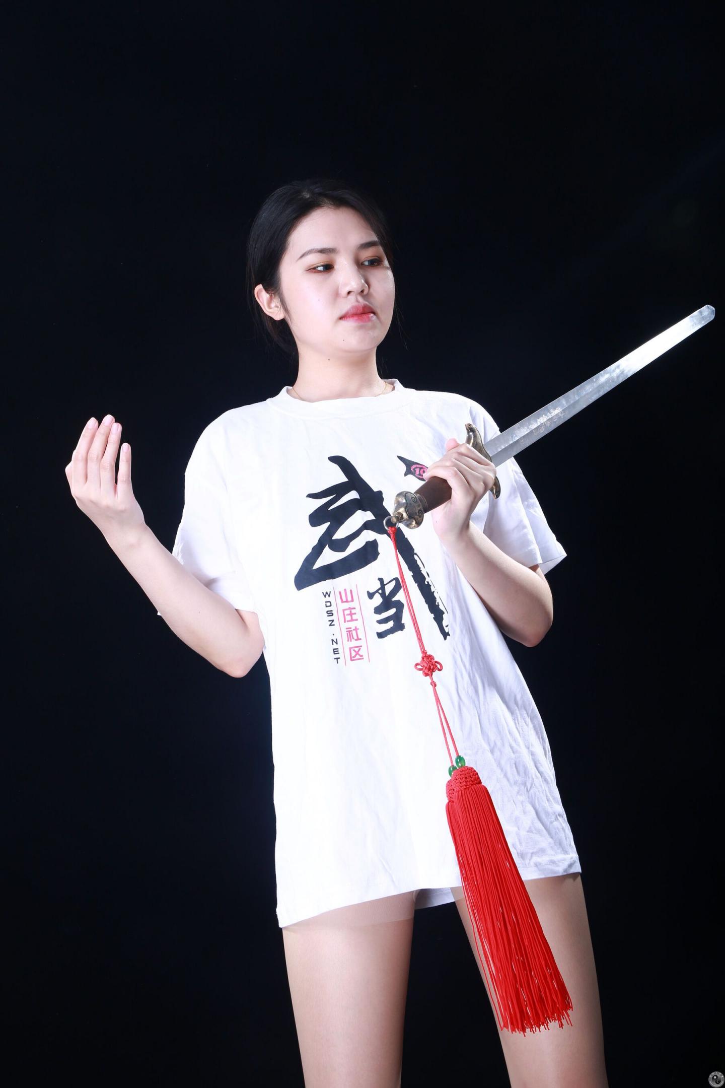 耍剑的妹子奶子很软