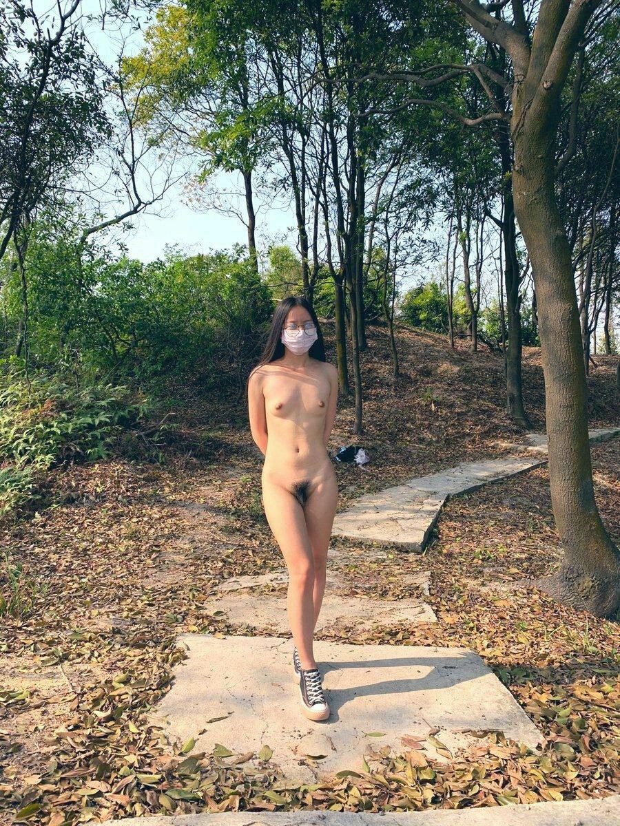 [露出的小妹妹]野外露出，反差满满的脱衣实拍，在无人的角落展现风姿