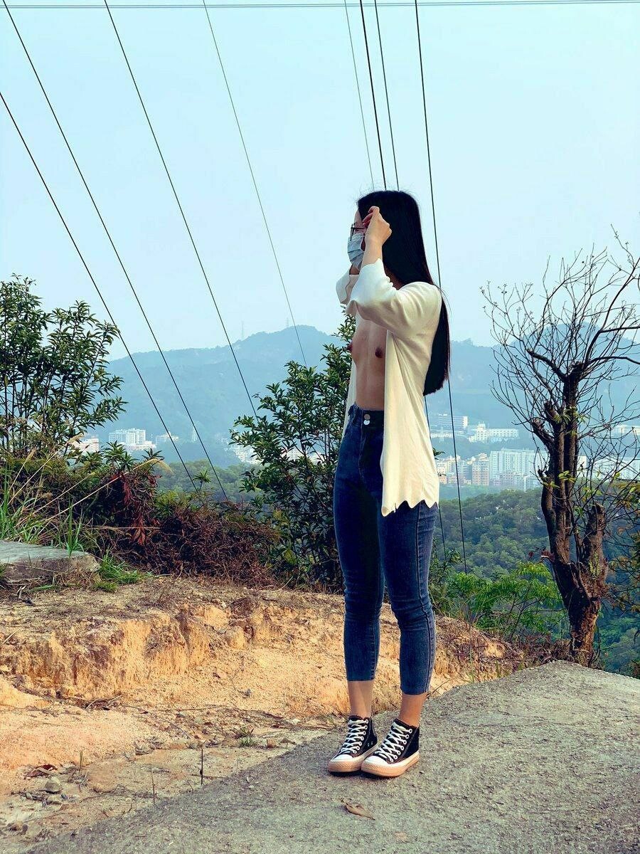 [露出的小妹妹]野外露出，反差满满的脱衣实拍，在无人的角落展现风姿