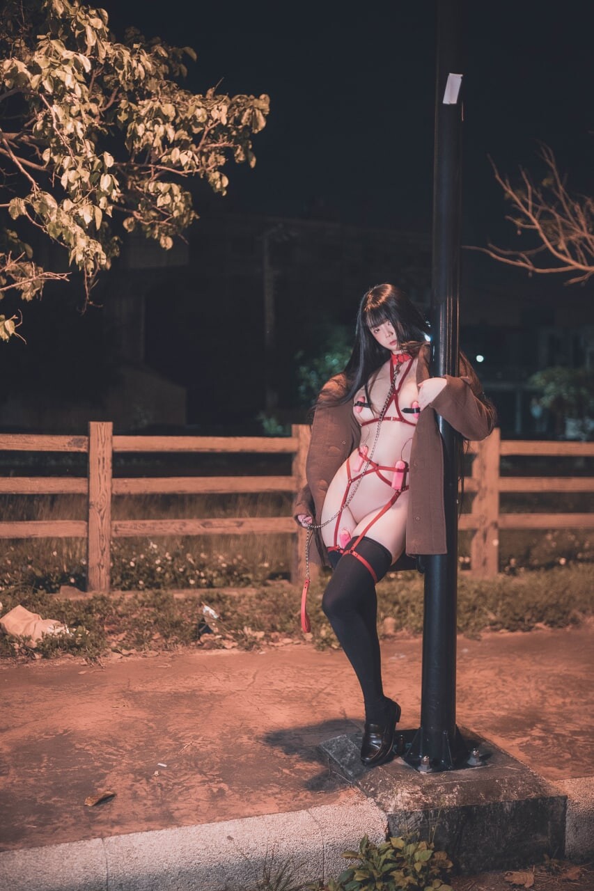 [露出的小妹妹]野外露出，反差满满的脱衣实拍，在无人的角落展现风姿