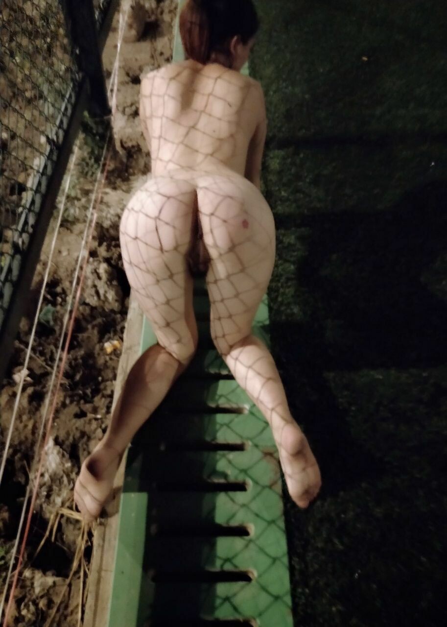 [露出的小妹妹]野外露出，反差满满的脱衣实拍，在无人的角落展现风姿