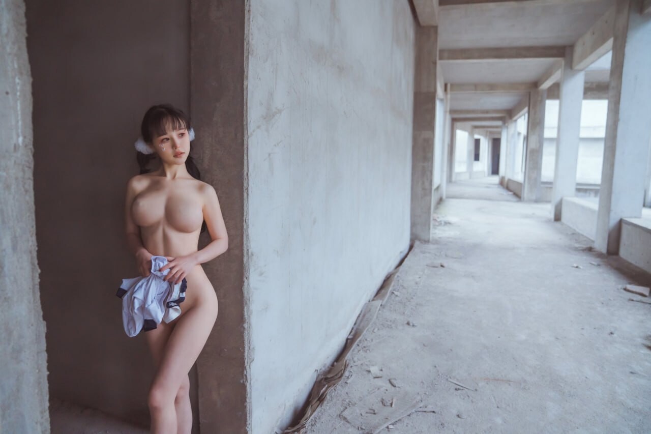 [露出的小妹妹]野外露出，反差满满的脱衣实拍，在无人的角落展现风姿