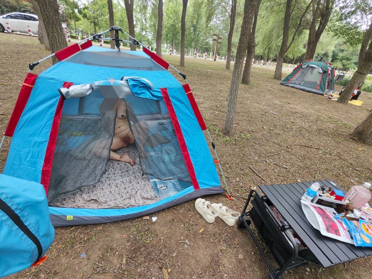 [露出的小妹妹]野外露出，反差满满的脱衣实拍，在无人的角落展现风姿