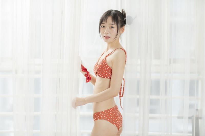 极品粉嫩的比基尼妹子