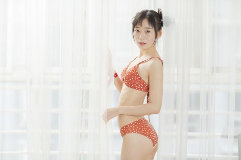 极品粉嫩的比基尼妹子