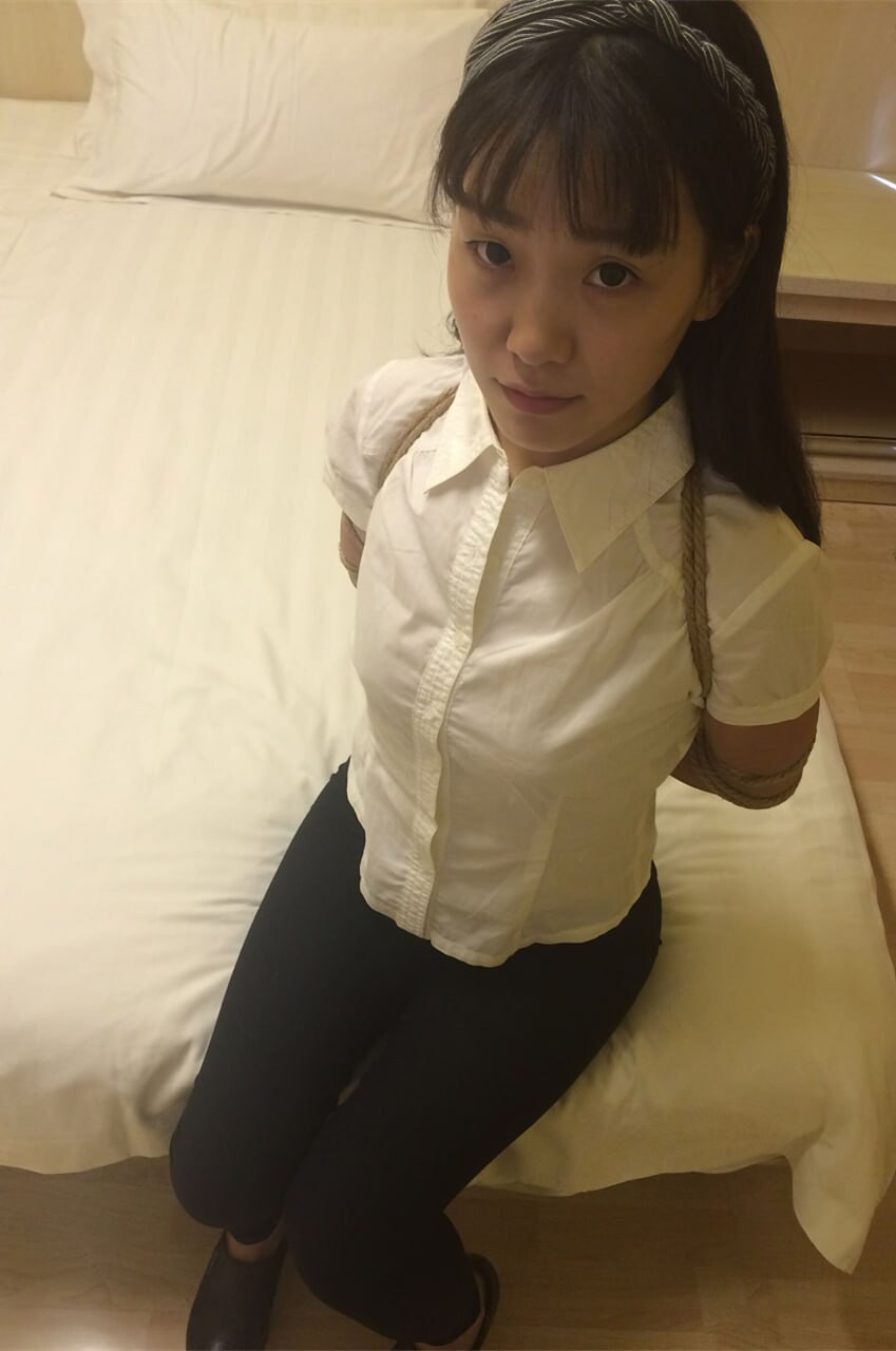 北漂艺校英子本乖乖等着拍照被绑起来挨操名场面