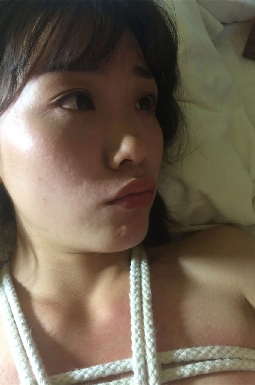 北漂艺校英子本乖乖等着拍照被绑起来挨操名场面