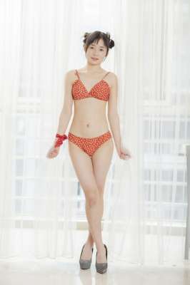 极品粉嫩的比基尼妹子