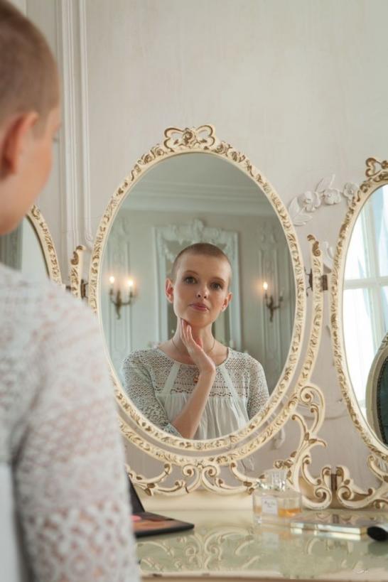 剃光头的少女奥克塔维亚脱衣并用手指抚摸多毛的阴户