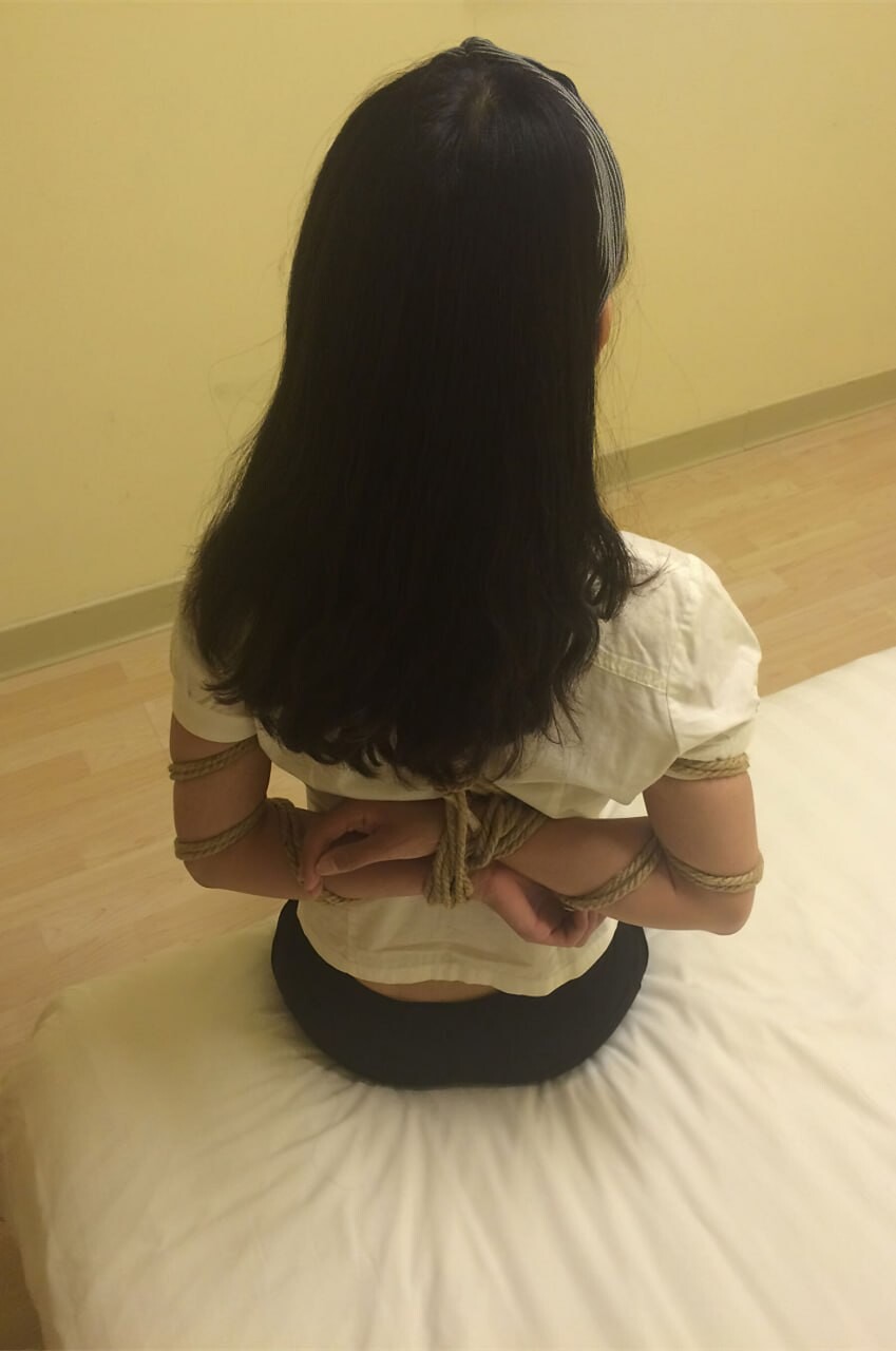 北漂艺校英子本乖乖等着拍照 被绑起来挨操名场面