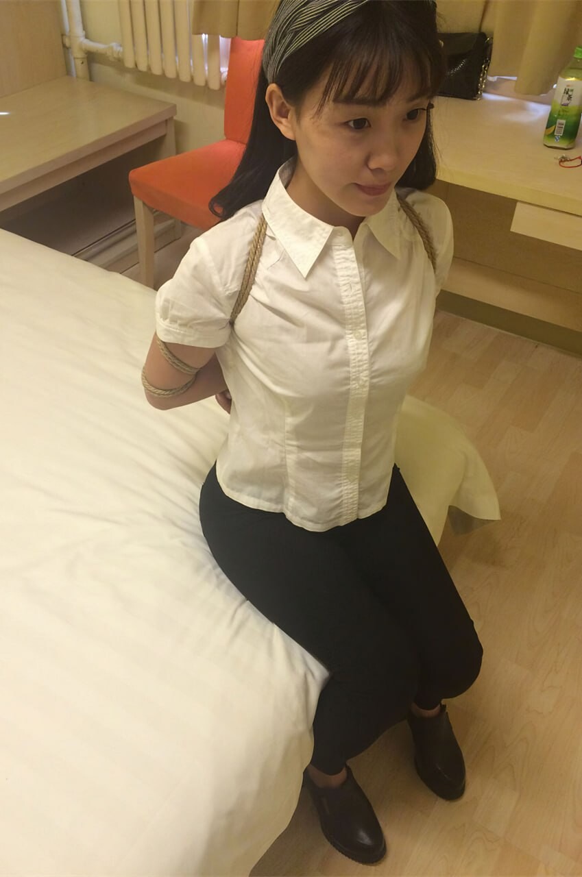 北漂艺校英子本乖乖等着拍照 被绑起来挨操名场面