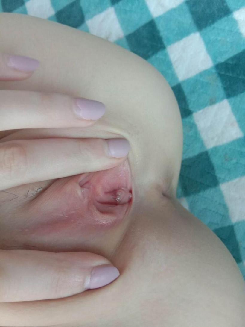 一点寒芒先到，两指掰开玉唇