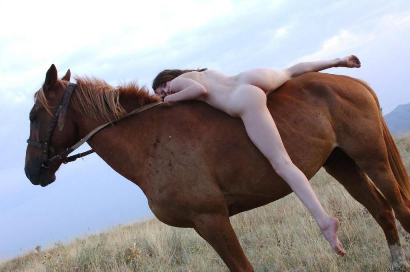 Dariya 展示她的阴部