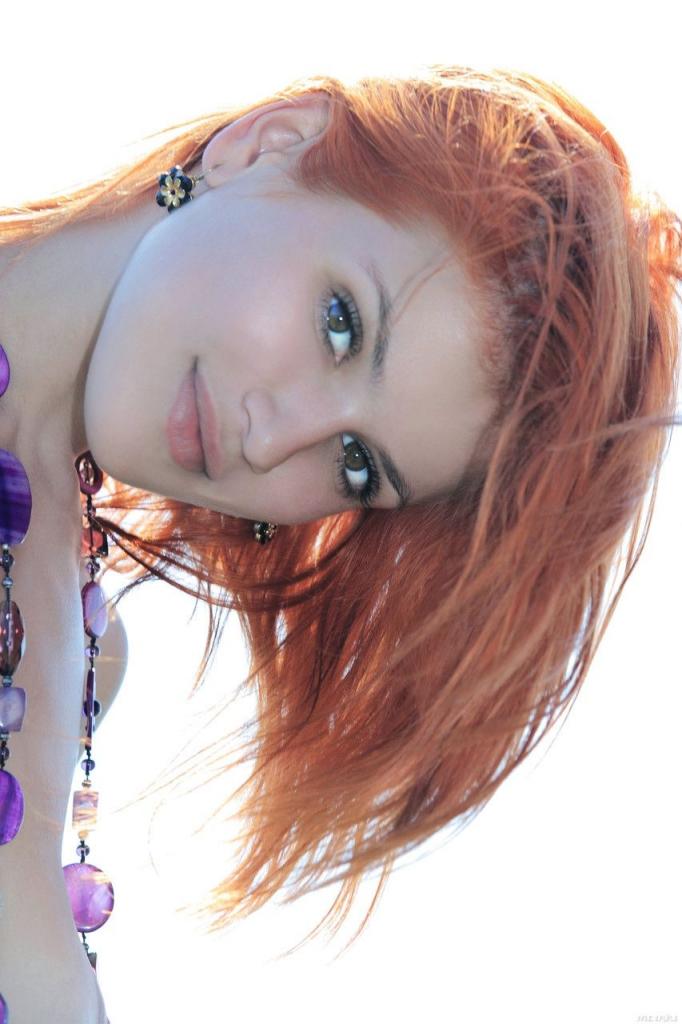 淫荡的红发宝贝 Violla A 喜欢在野外张开她的阴部