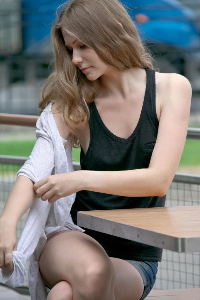 长发少女凯西脱光衣服，展示她令人惊叹的裸体的每一寸肌肤