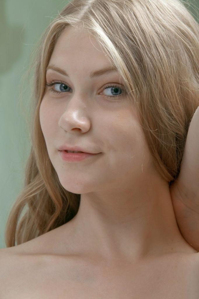 长发少女凯西脱光衣服，展示她令人惊叹的裸体的每一寸肌肤