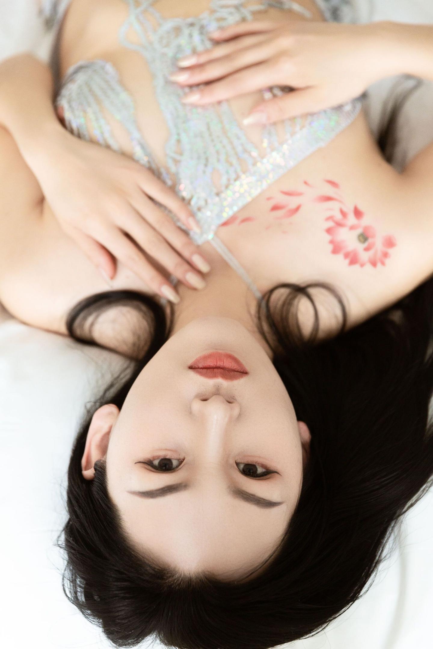 把你的精液射进她的嘴里，然后朝她身上撒尿这骚货