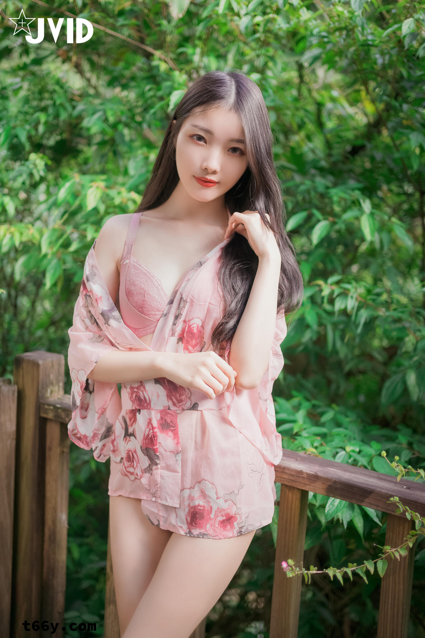 人似月，皓腕雪