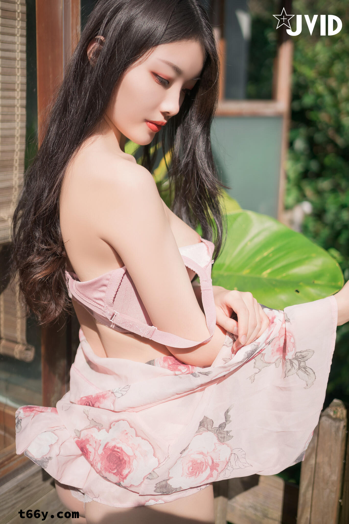 人似月，皓腕雪