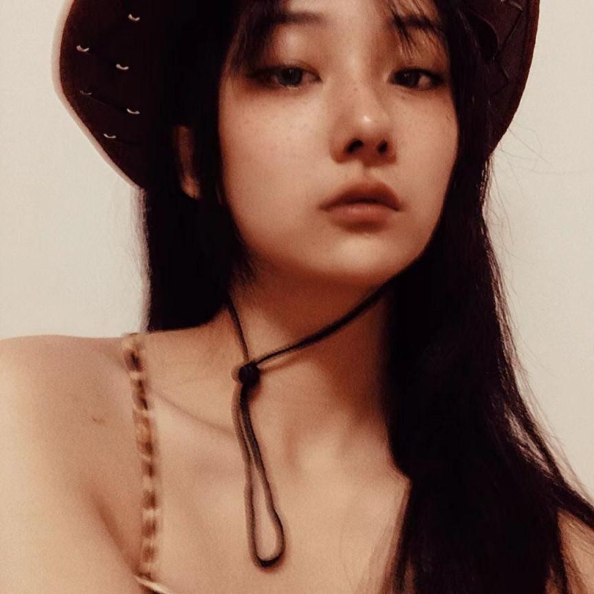 反差婊来吧，宝贝，先喂饱我这张嘴再说别的……