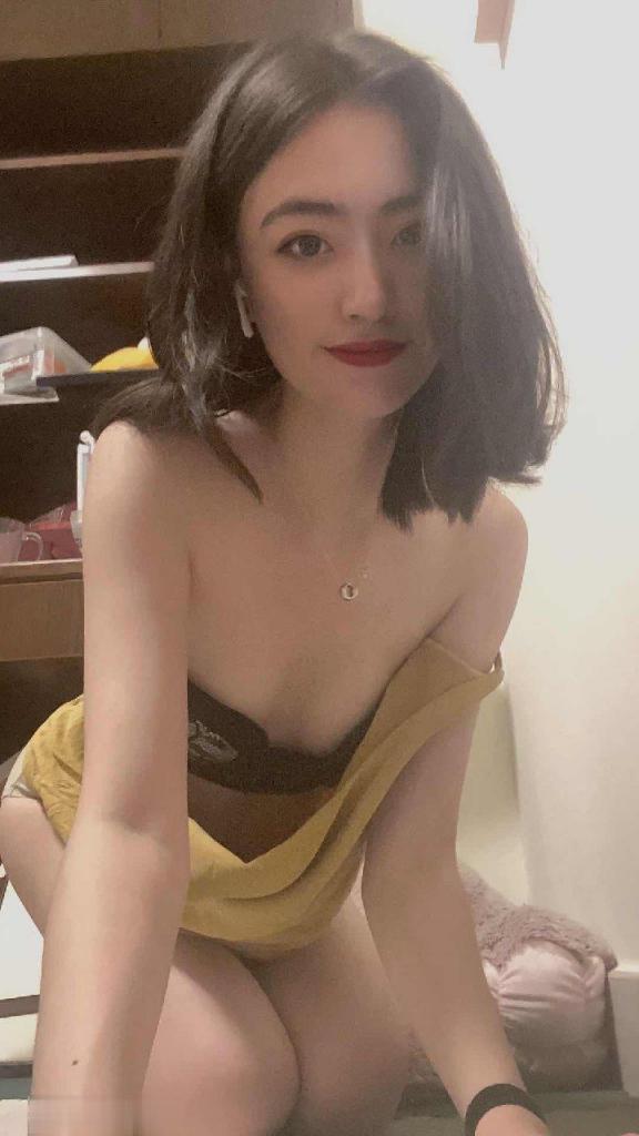 反差婊来吧，宝贝，先喂饱我这张嘴再说别的……