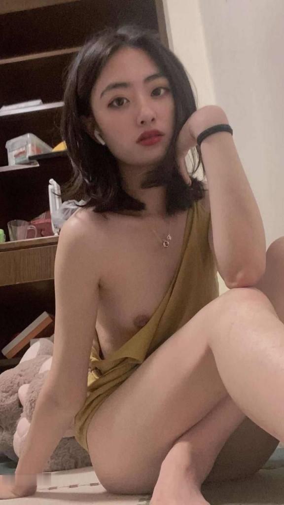 反差婊来吧，宝贝，先喂饱我这张嘴再说别的……