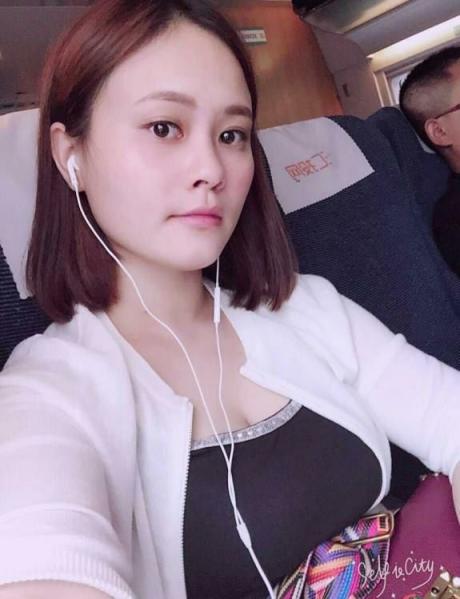 反差婊来吧，宝贝，先喂饱我这张嘴再说别的……