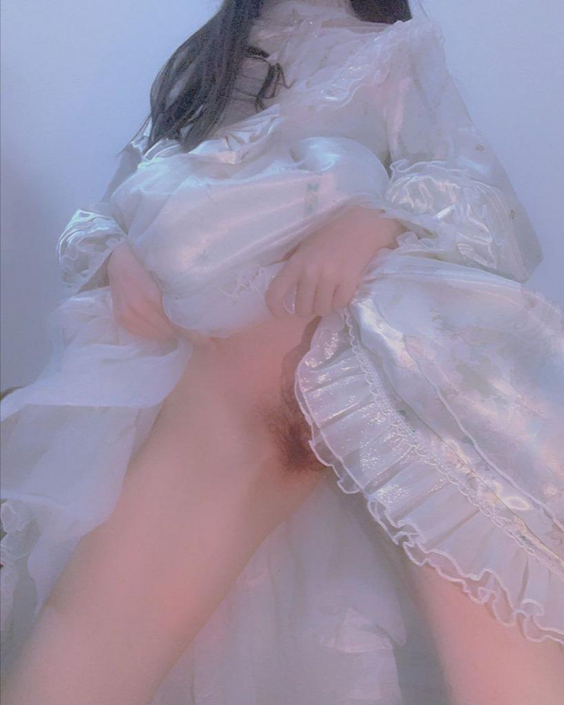 反差婊她半推半就，张嘴就含了进去……