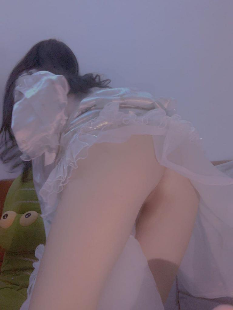 反差婊她半推半就，张嘴就含了进去……