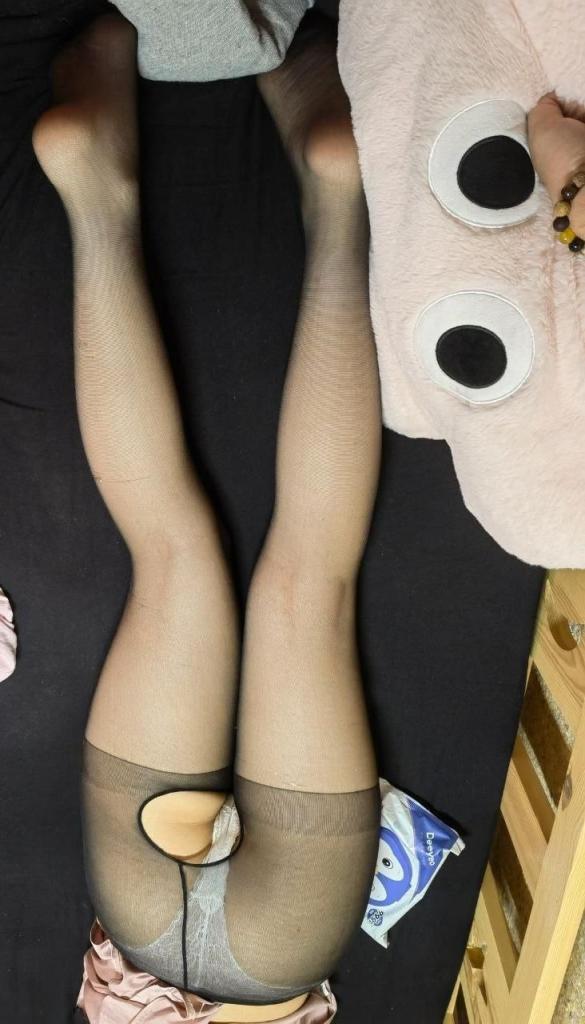 反差婊她半推半就，张嘴就含了进去……