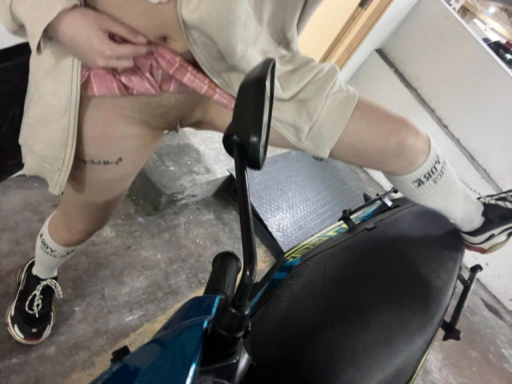 反差婊她半推半就，张嘴就含了进去……